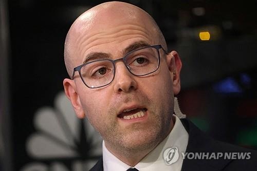 연준 이사 마이런 “기준금리 1%P 인하 시급…현 정책 너무 긴축적”