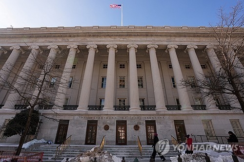 트럼프 행정부, 은행에 시민권 정보 요구 검토... 금융 업계 긴장