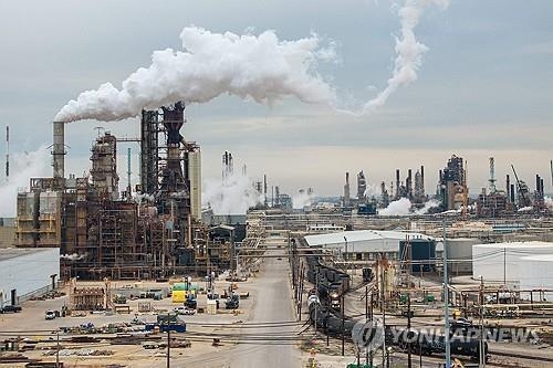 이란 공습 우려 속 유가 하락, 미군 회의론이 변수