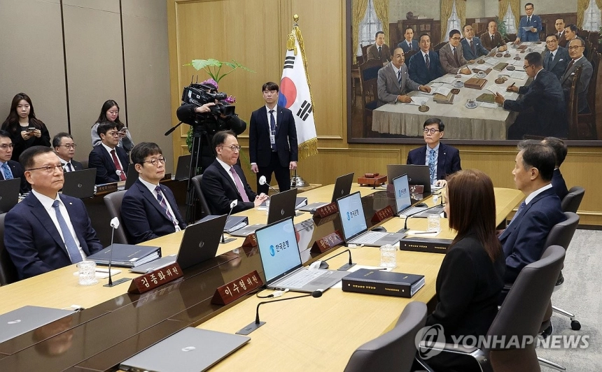 한국은행, 기준금리 동결 가능성 속 서울 집값·환율 주시