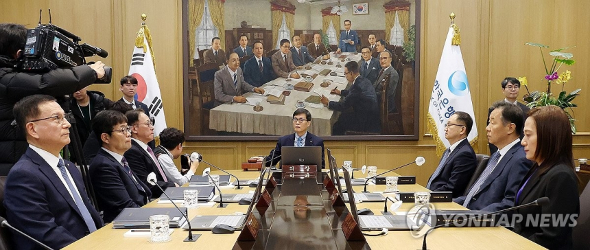  금리 동결 유력… 한국은행, 경제 성장세 주목