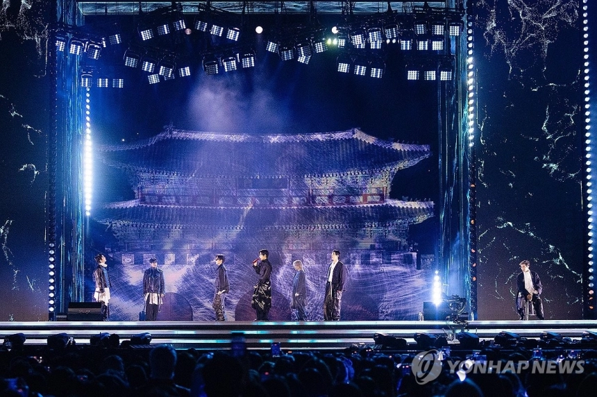 하이브, 주가 급락 속 실적 호전 기대감 높아… BTS 월드투어로 반전 노리나