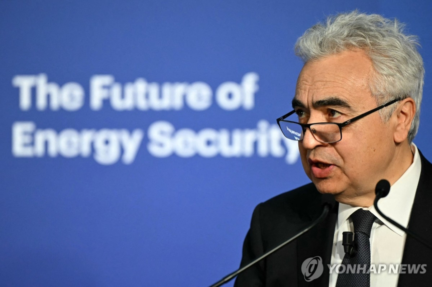  호르무즈 해협 개방 기대 속 유가 5% 급락, 국제 에너지 시장의 변화 예고