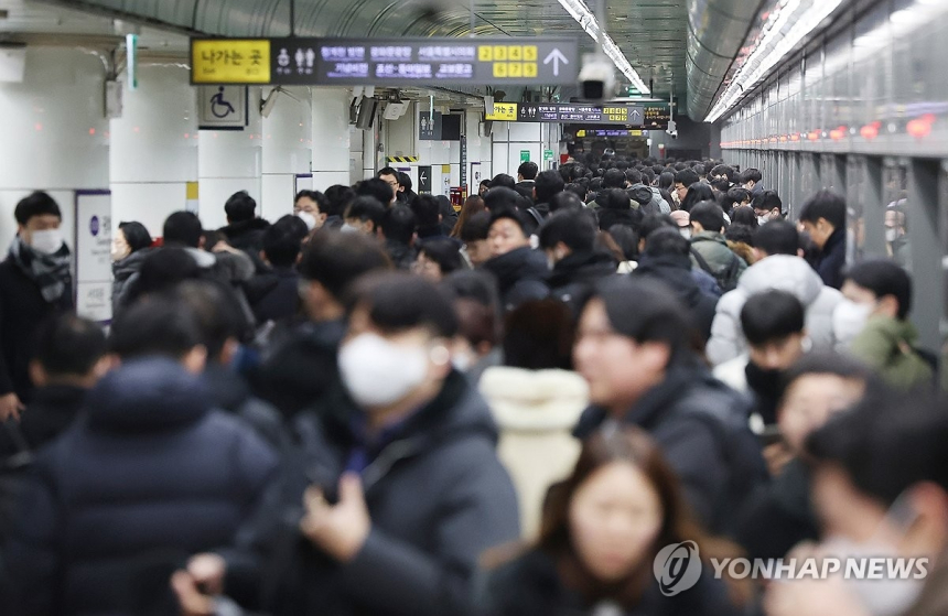  상용 근로자의 평균 연 임금 5천만 원 돌파... 급여 격차는 여전