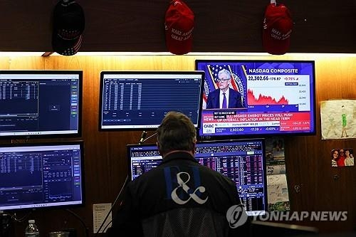  뉴욕증시 하락: 국제 유가 급등과 금리 동결의 역풍