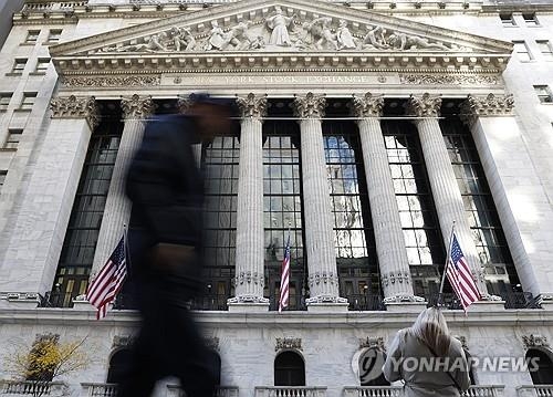 사모대출 시장 환매 압박…블랙록·블랙스톤 상반된 대응