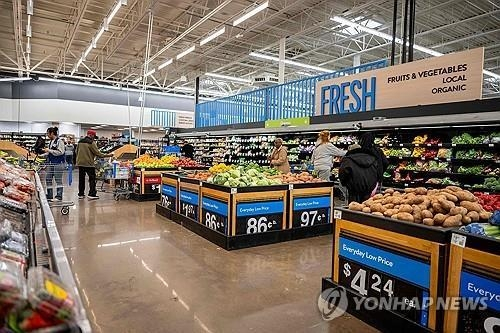  미국 소비자물가 2.4% 동결...중동 사태로 유가 상승 반영 안 돼