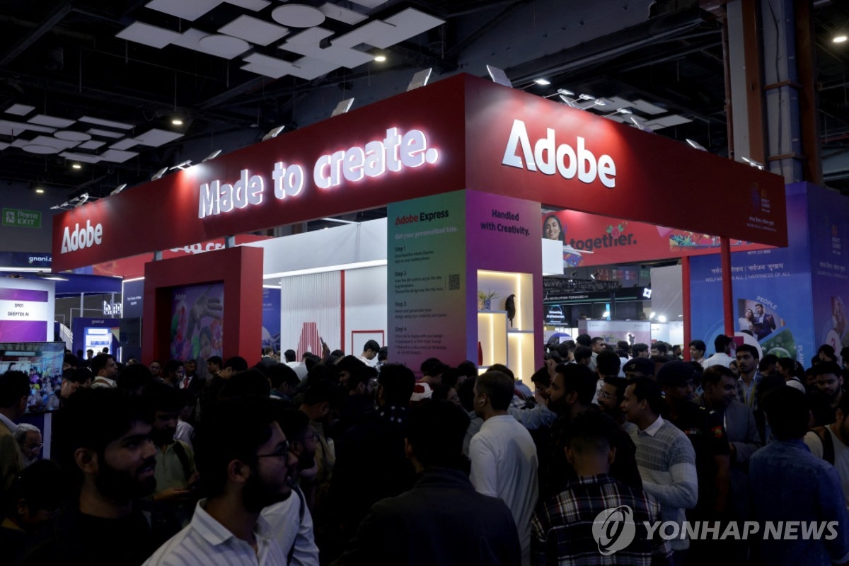 어도비, 경제 한파 속 최대 매출 기록에도 CEO 사퇴로 주가 하락