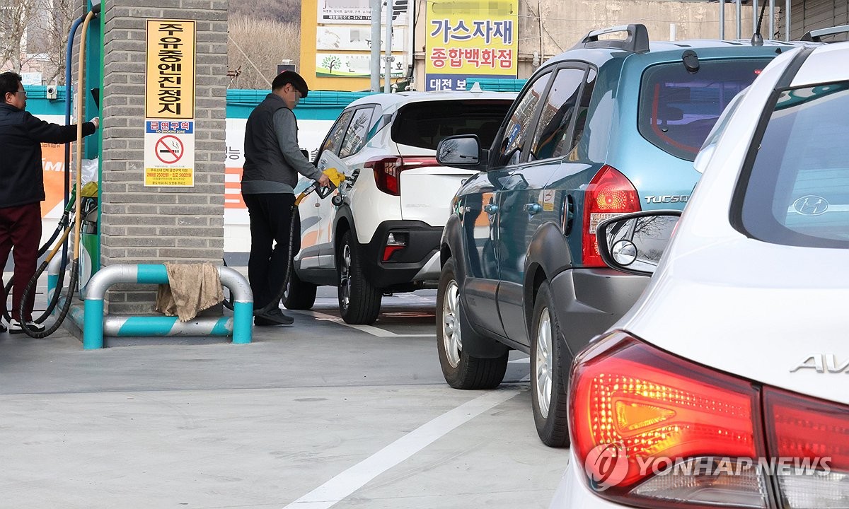 전국 휘발유 1,823원·경유 1,820원대 급락… 서울 최고·대전 최저 50원대 격차