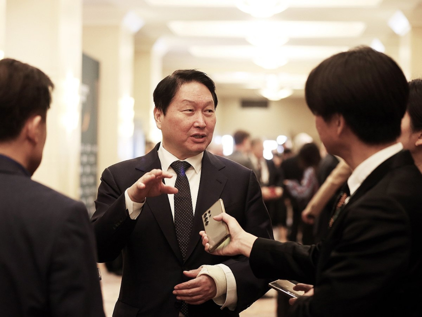  SK하이닉스 ADR 상장 가능성에 주가 널뛰기…97만원 하락 마감