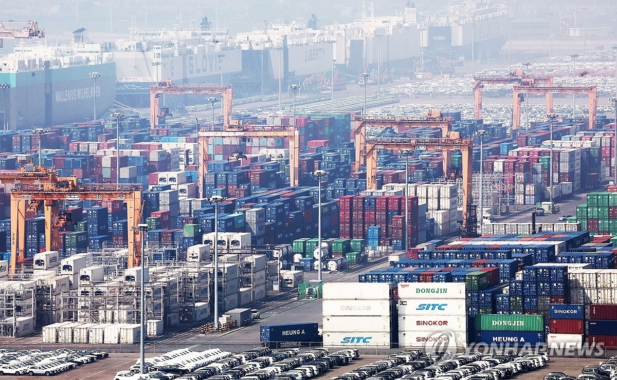 한국 수출, 반도체 호조로 역대 최고치 달성