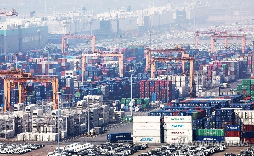 한국 수출, 반도체 호조로 역대 최고치 달성