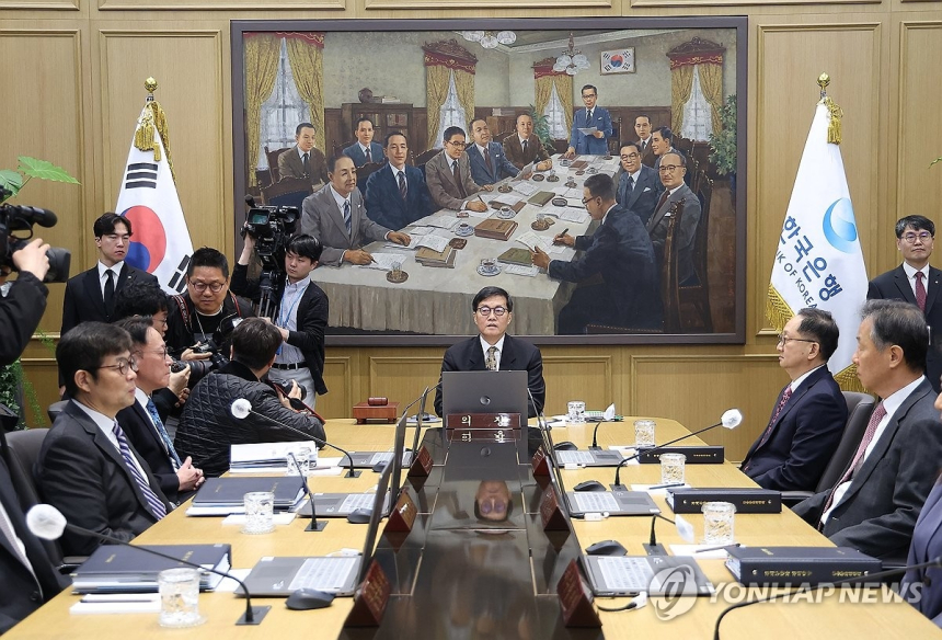 한국은행, 금리 동결 결정…중동 전쟁과 경제 충격 주시