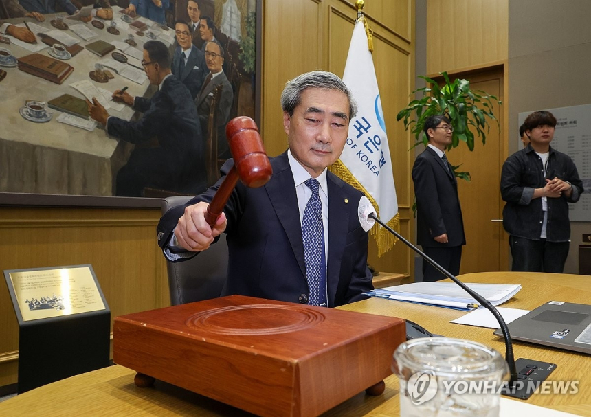 한국은행 금리 동결 후 인상 기조 예고... 물가 상승과 경기 호조 영향