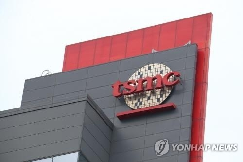 애플, 인텔과의 칩 생산 협력 검토…TSMC와의 독점 시대 끝나나