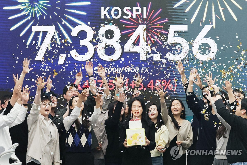 코스피, 반도체주 급등으로 사상 첫 7,000선 돌파... 개인·기관 매수세 견인