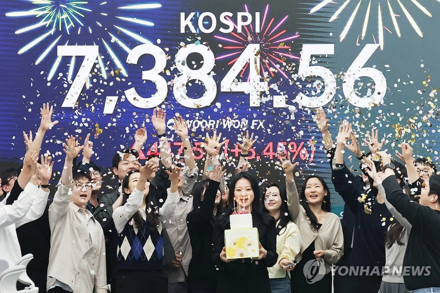 코스피, 반도체주 급등으로 사상 첫 7,000선 돌파... 개인·기관 매수세 견인