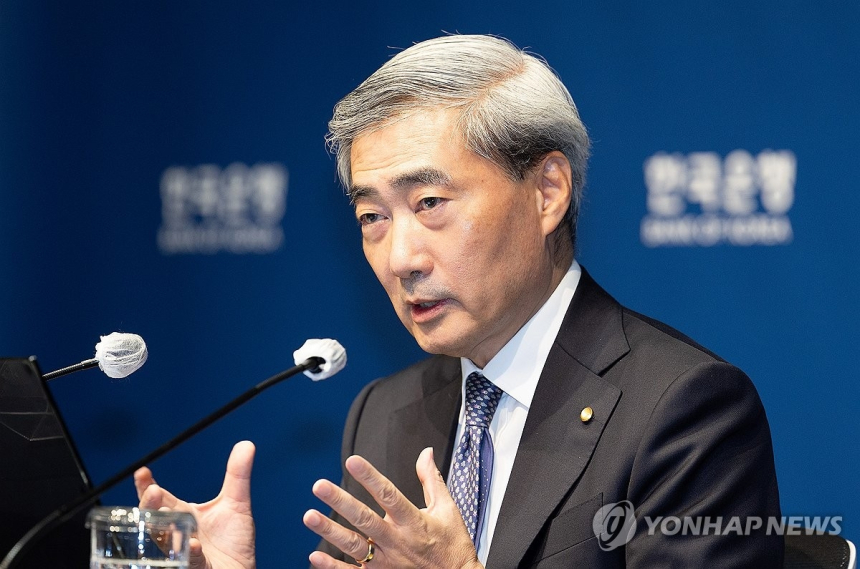 한국은행, 금리 동결 속 인상 가능성 시사