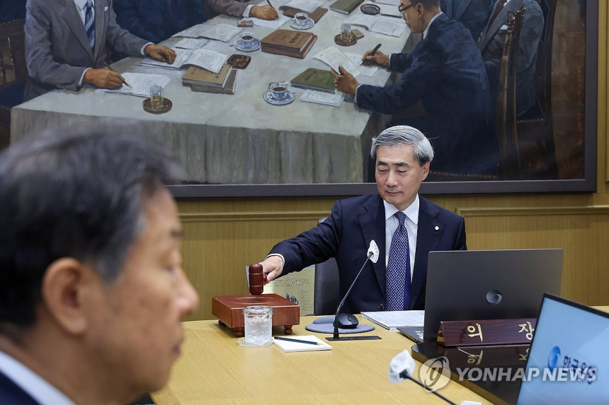 한국은행, 반도체 수출 호조로 성장률 2.6% 상향...물가 부담은 계속