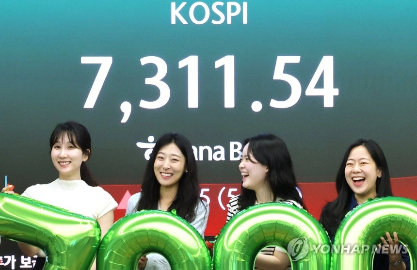 코스피 첫 7,000 돌파, 증권주 폭등하며 투자 열기 고조