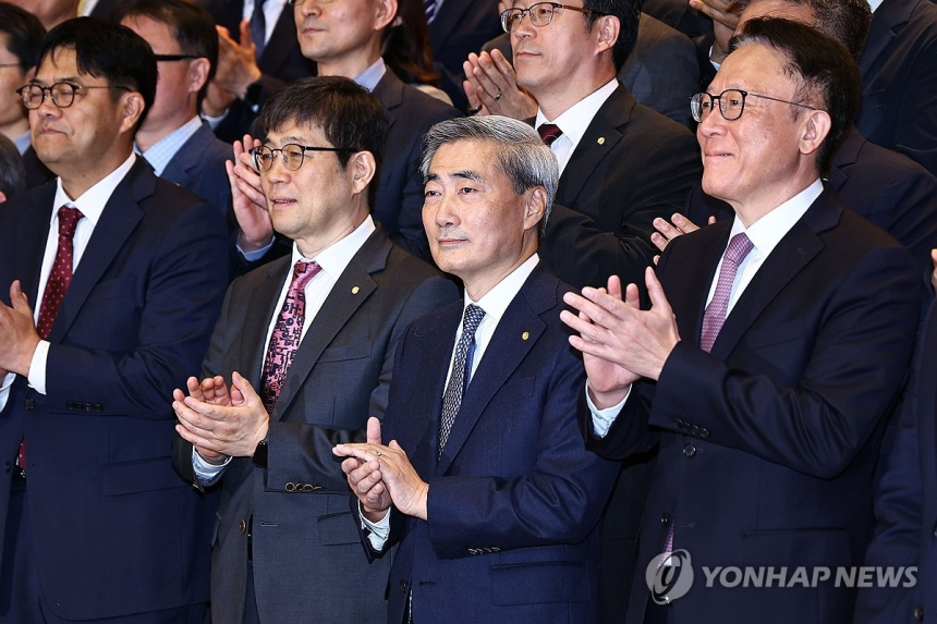 한국은행, 금리 인상 시사… 수출 호조와 물가 압박에 방점