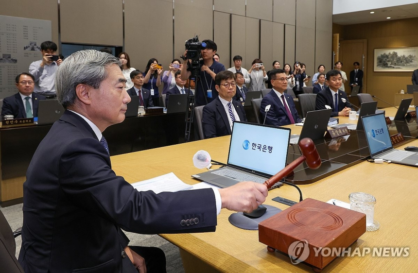 한국은행, 금리 동결 속 인상 가능성 암시… 물가 부담 가중