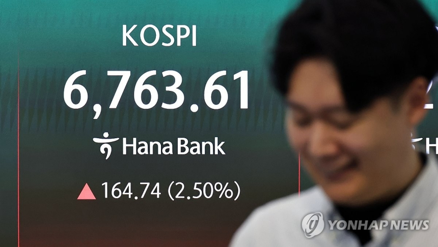 반도체주 강세 힘입어 코스피, 장중 최고치 경신
