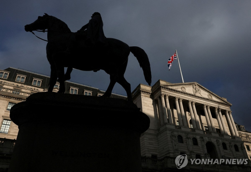 영국 정치 불안에 국채 금리 급등, 파운드화 가치 출렁
