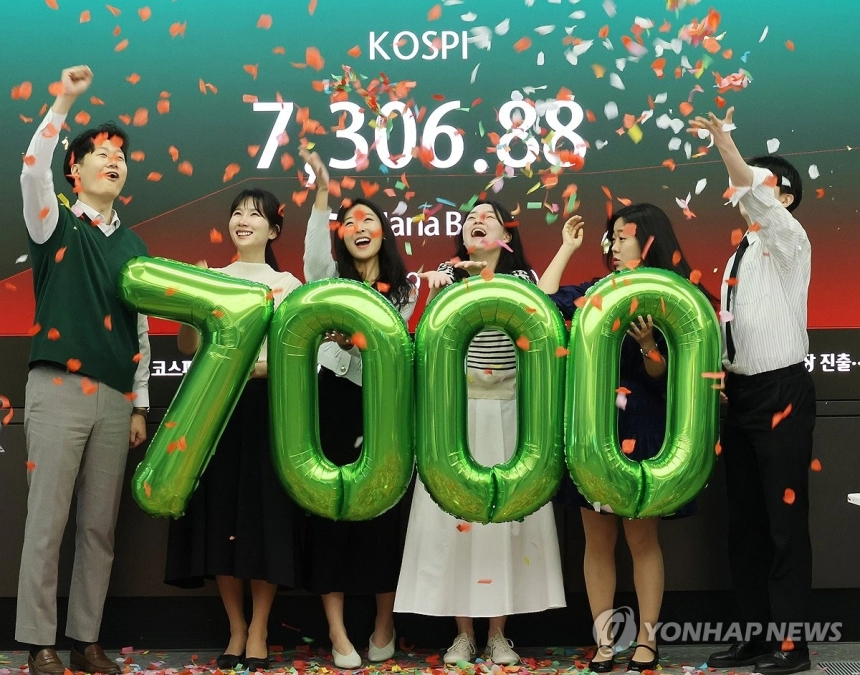 코스피 7,000 돌파에 '핀플루언서' 규제 강화...부작용 막는다