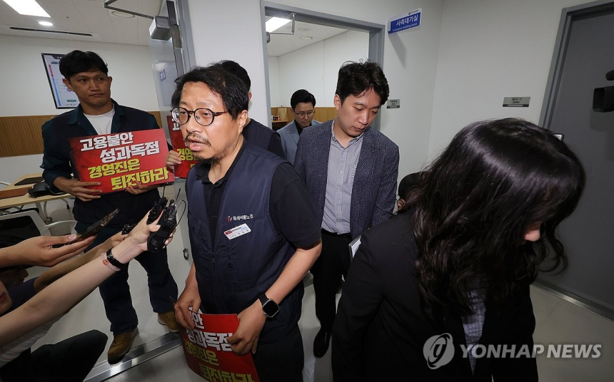 노사 갈등 속 카카오(Kakao) 주가, 1년 만에 최저치 기록