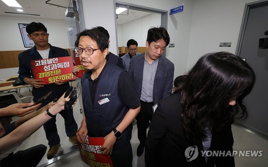 노사 갈등 속 카카오(Kakao) 주가, 1년 만에 최저치 기록