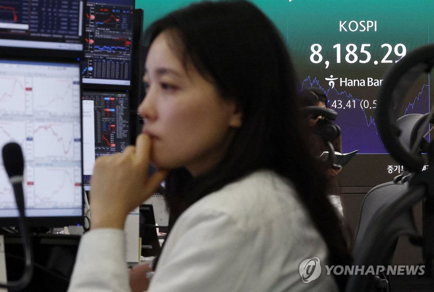 코스피, 반도체 쏠림에 8,000선 아래로 밀려… 외국인 매도세 영향