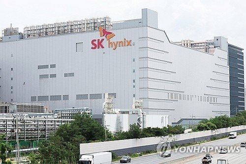 SK하이닉스, 인공지능 반도체 호황 속 성공 이면에 숨겨진 희생과 지원