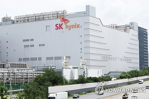 SK하이닉스, 인공지능 반도체 호황 속 성공 이면에 숨겨진 희생과 지원