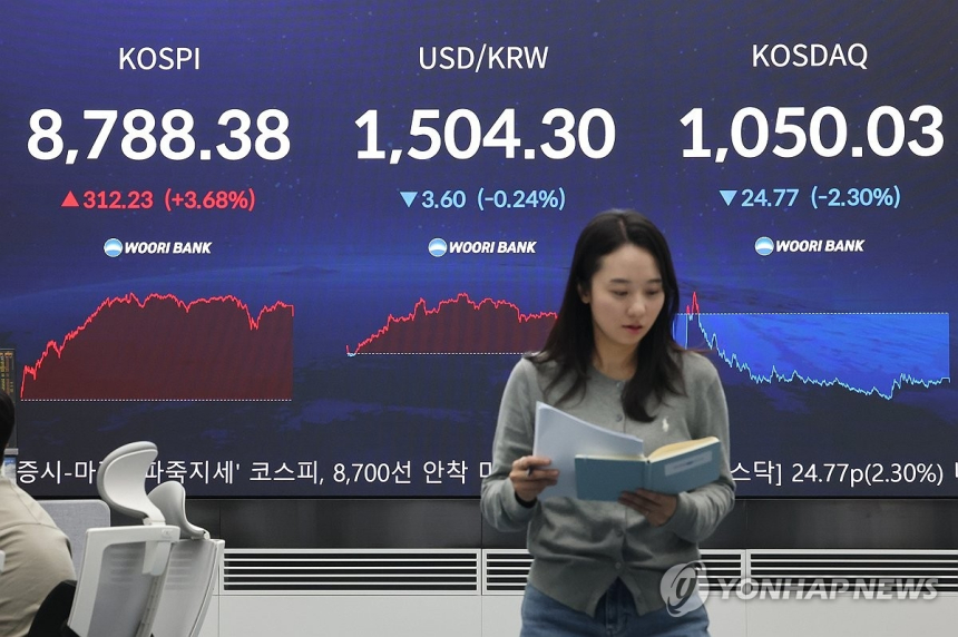 코스피, 9천 돌파 임박...반도체 기대감에 사상 최고치 기록