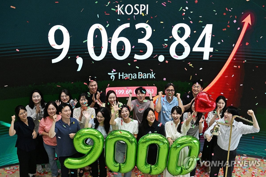 코스피 9,000 돌파…반도체 주도 상승에 차익 실현 경고도