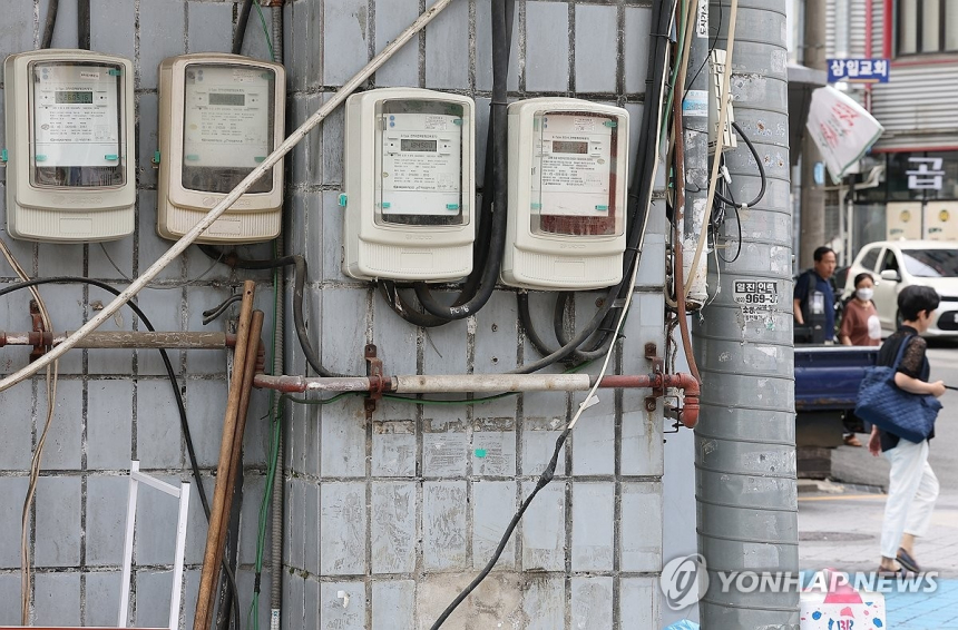 한국전력 주가 하락, 전기요금 동결로 재정 압박 심화