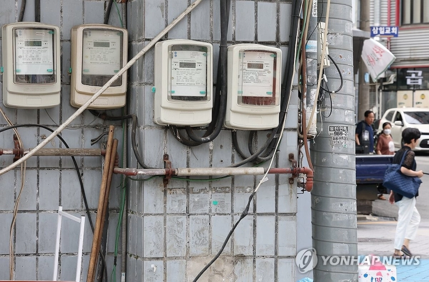 한국전력 주가 하락, 전기요금 동결로 재정 압박 심화