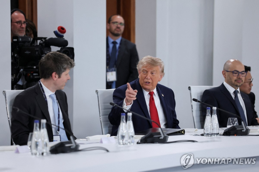 오픈AI, IPO 연기 검토와 인공지능 모델 출시 규제 이중고