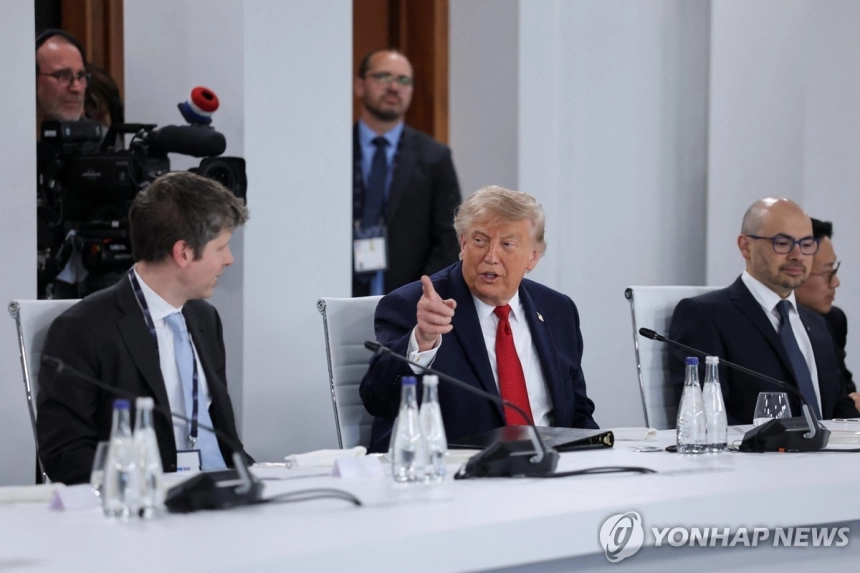 오픈AI, IPO 연기 검토와 인공지능 모델 출시 규제 이중고