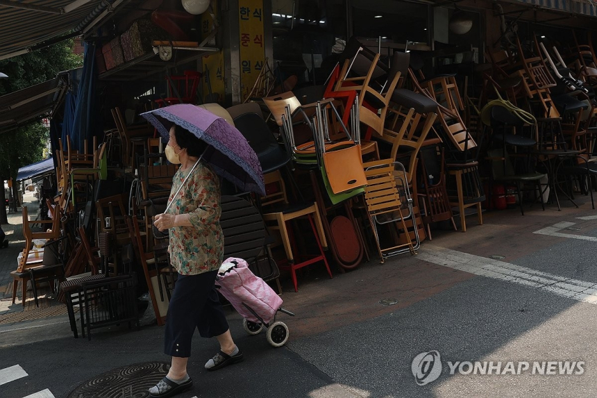 고령 자영업자 위기... 60세 이상 폐업 증가와 부채 부담 심화