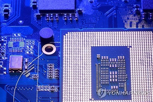 AI 투자 폭주, 반도체 가격 급등 '칩플레이션' 경고
