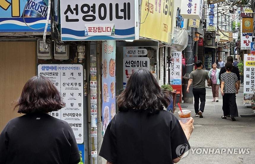 고령 자영업자 대출 19.5% 급증…금리 부담과 내수 부진의 결과