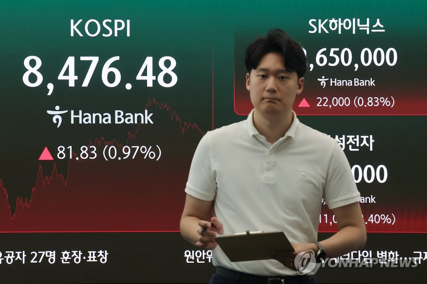 코스피, 기관과 개인 매수세에 8,400대 회복하며 상승 마감