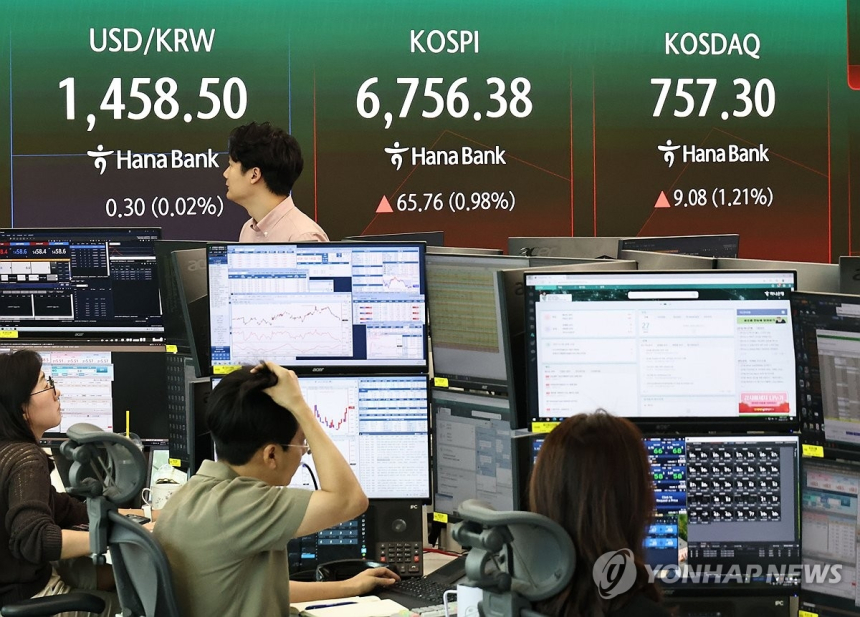코스피, 반도체 주도 속 6,700선 강보합 마감