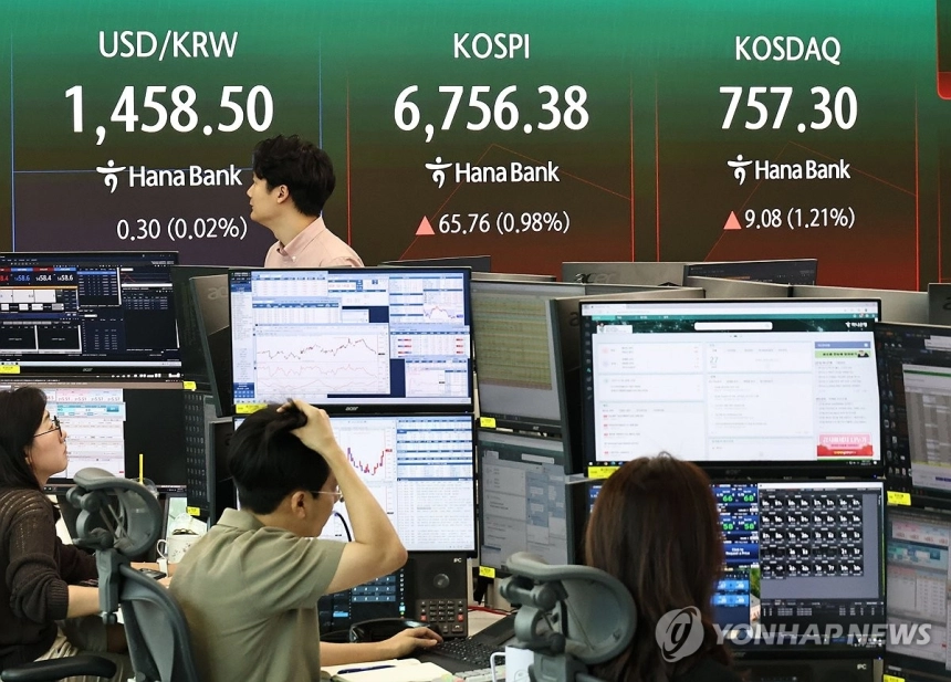 코스피, 반도체 주도 속 6,700선 강보합 마감