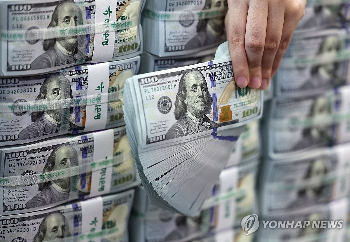 환율 하락에 달러예금 9조 원 급증, 매수 기회 노린다