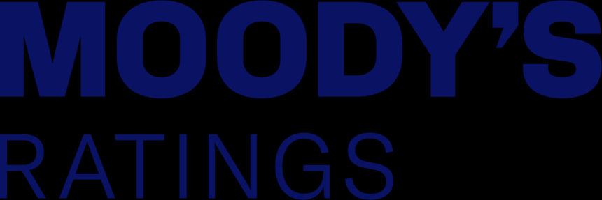  예산안 보고서와 계산기 옆에 놓인 국채 자료 묶음 / Moody's Corporation (Public domain) 